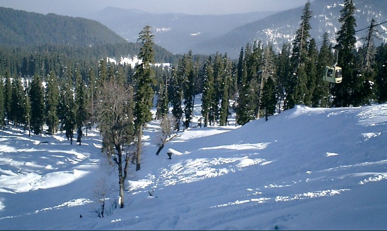 Gulmarg gets over 13 inches of fresh snow as Kashmir weather remains erratic